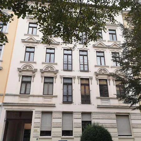 Rr - Spacious - - Parking Apartment *