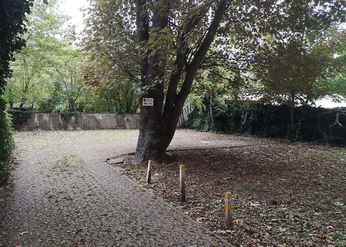 Rr - Spacious - Parking - *